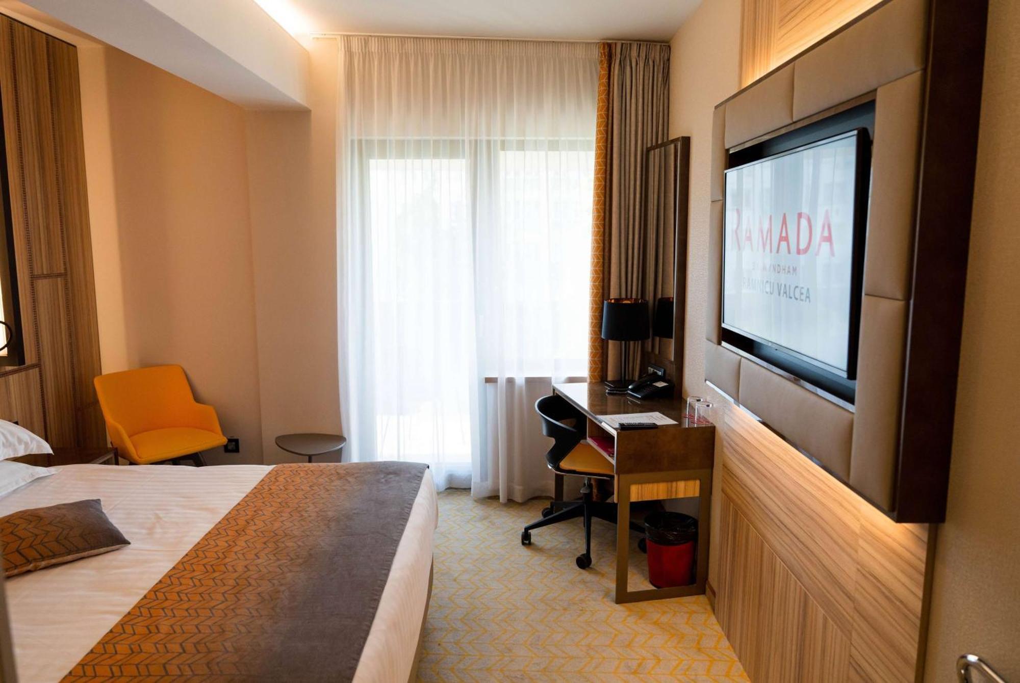 Ramada By Wyndham Ramnicu Valcea Hotel Exterior photo