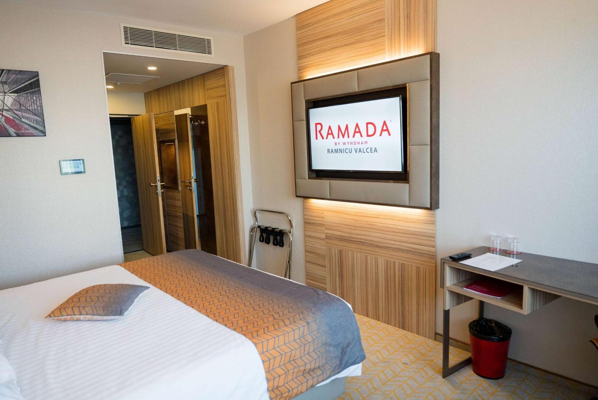 Ramada By Wyndham Ramnicu Valcea Hotel Exterior photo